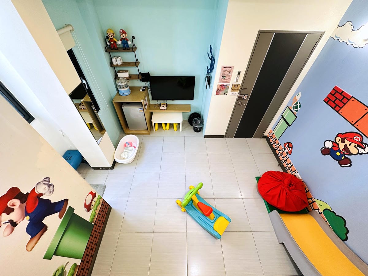 【趣遊赤崁】台南滑梯親子民宿推薦走進瑪莉歐主題房!紅白機童