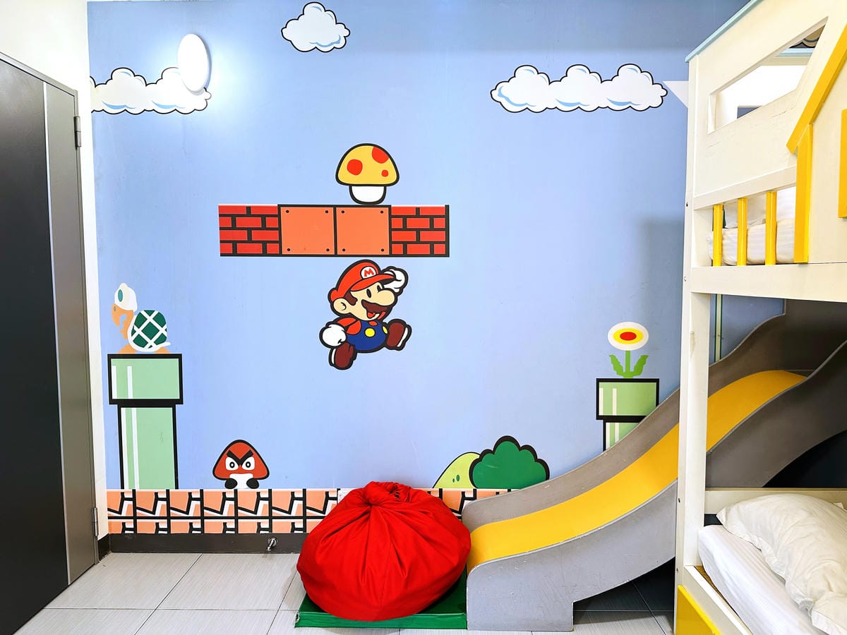 【趣遊赤崁】台南滑梯親子民宿推薦走進瑪莉歐主題房!紅白機童