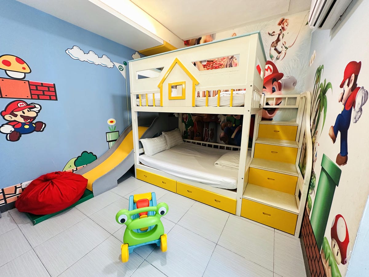 【趣遊赤崁】台南滑梯親子民宿推薦走進瑪莉歐主題房!紅白機童