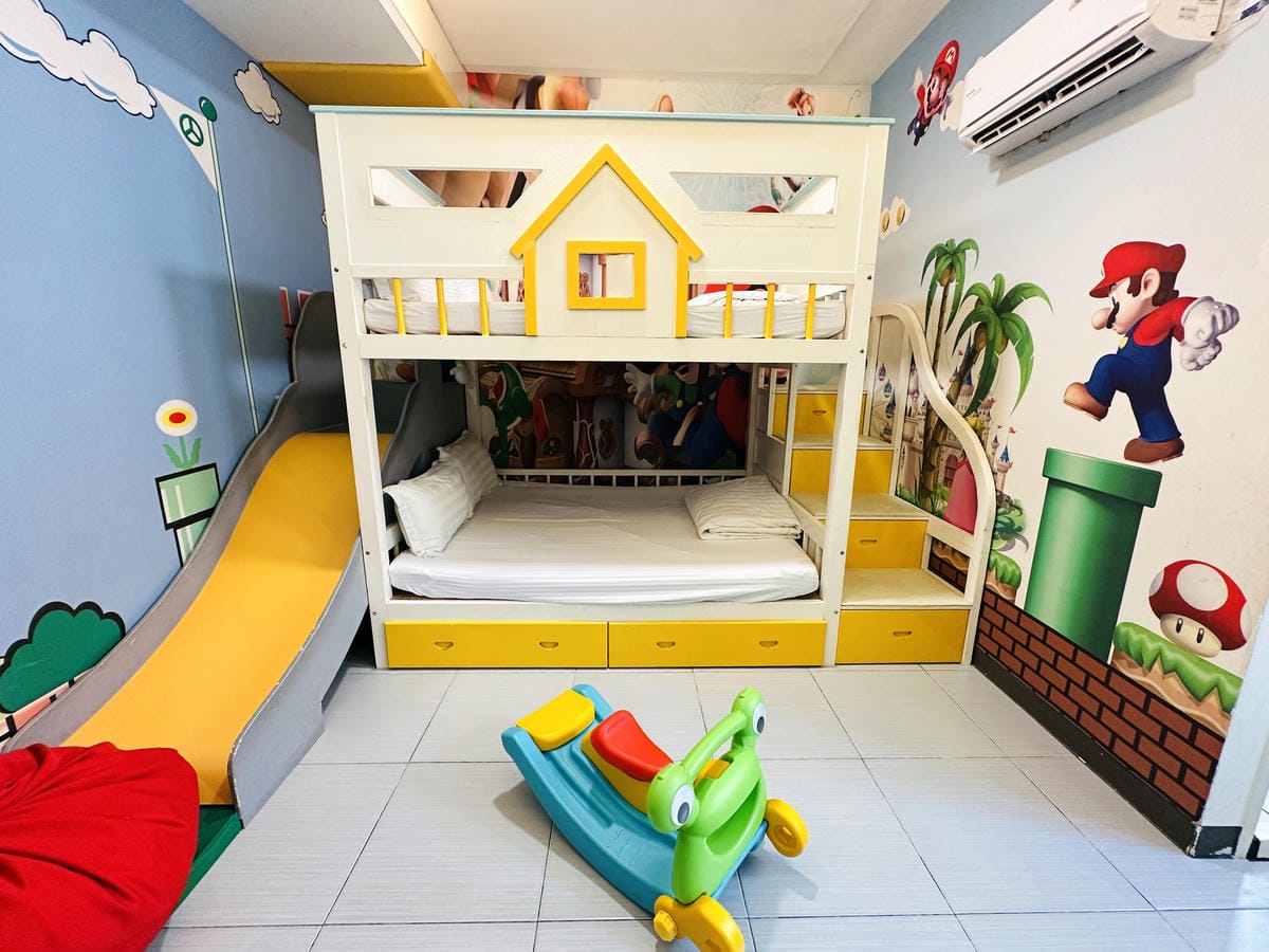 【趣遊赤崁】台南滑梯親子民宿推薦走進瑪莉歐主題房!紅白機童