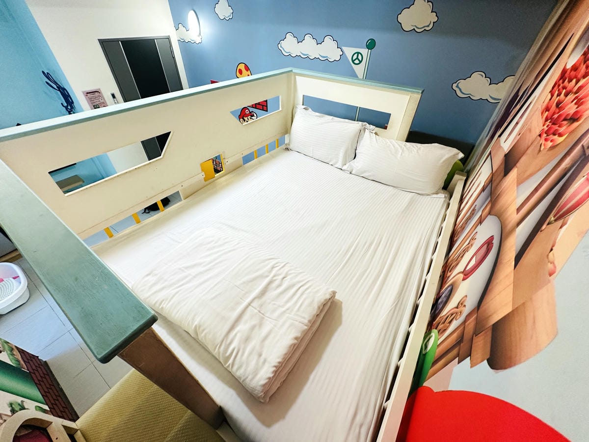 【趣遊赤崁】台南滑梯親子民宿推薦走進瑪莉歐主題房!紅白機童