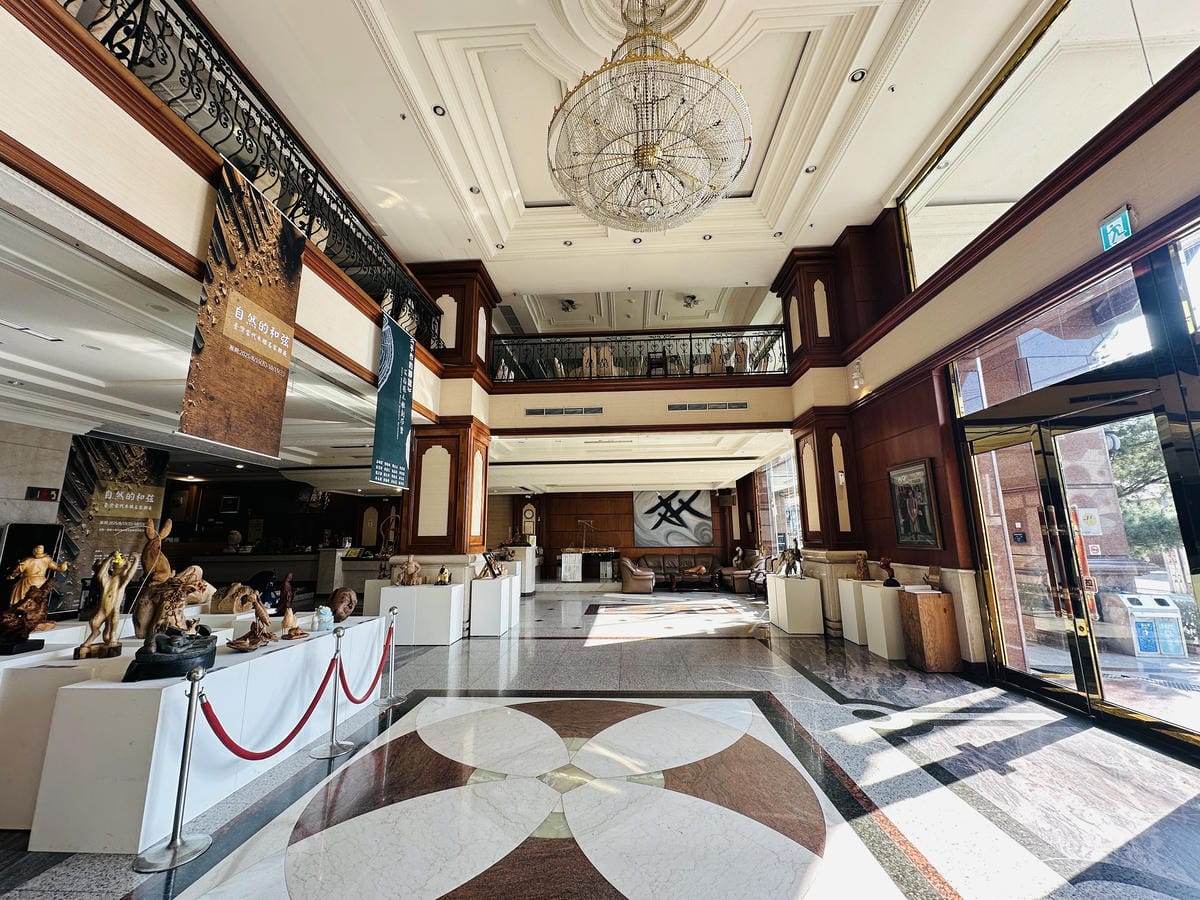 【鎮寶大飯店】南投埔里住宿開箱結合藝術氛圍與完善設施的經典