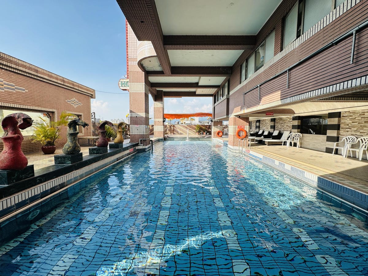 【鎮寶大飯店】南投埔里住宿開箱結合藝術氛圍與完善設施的經典