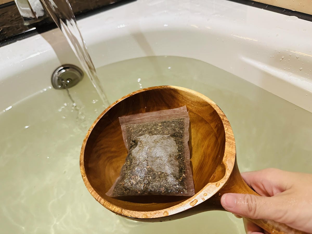 【森滋養】艾草草本沐浴包開箱在家享受草本香氣的放鬆泡澡時光